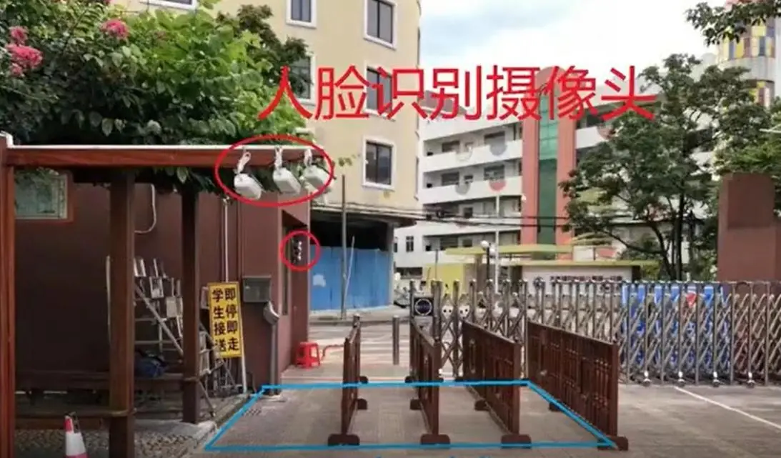 校门人脸识别摄像机与通行通道