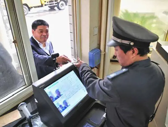 访客在门岗核验后进入校园